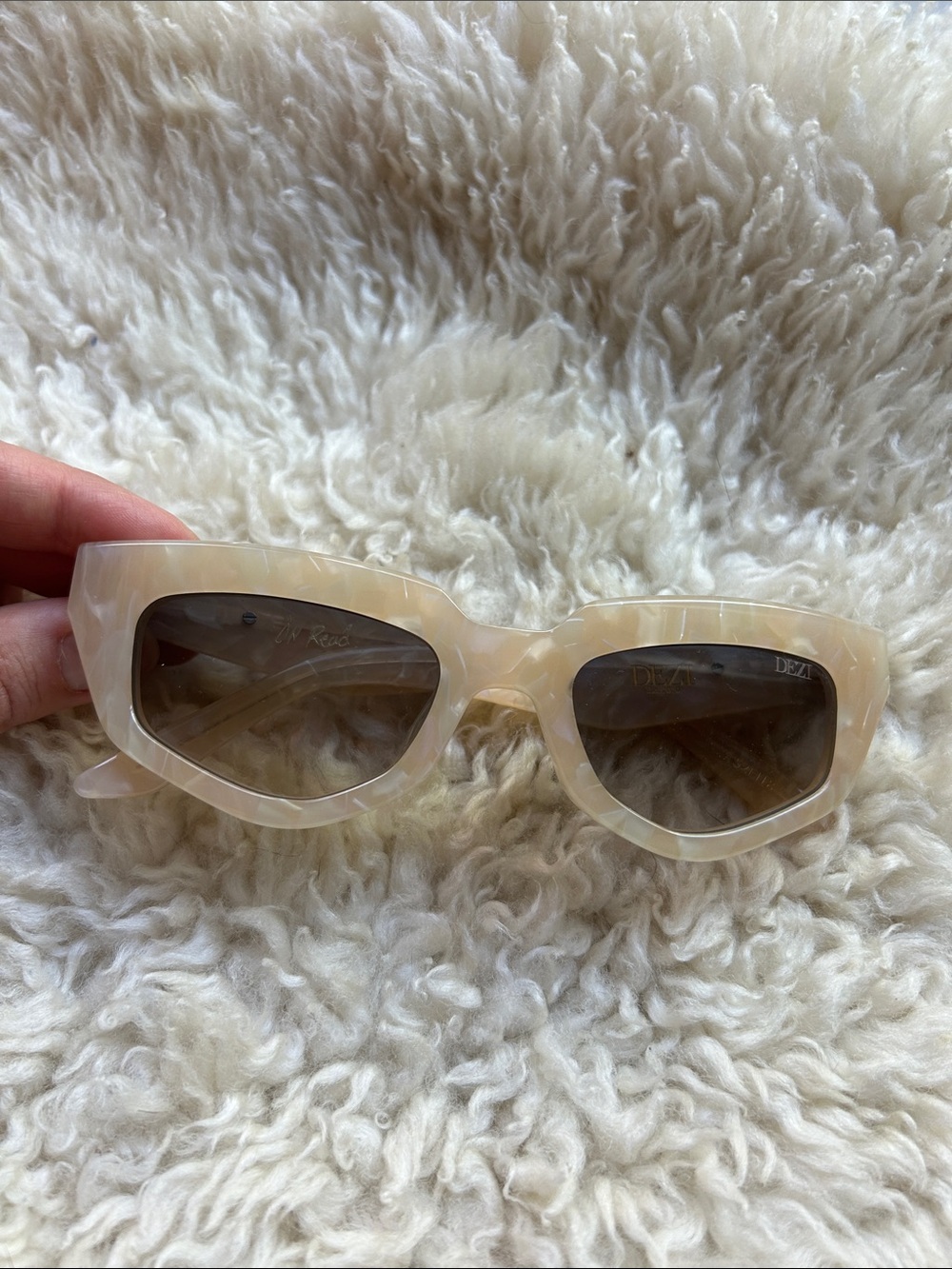 DEZI On Read Cat Eye sunglasses EUC
